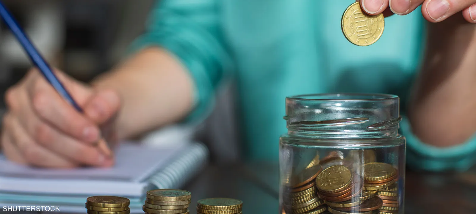 بناء خطة ادخار واستثمار متوازنة من دخل متوسط: الطريق إلى الأمان المالي