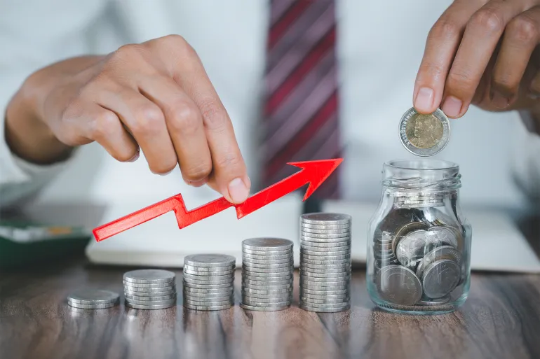 بناء خطة ادخار واستثمار متوازنة من دخل متوسط: الطريق إلى الأمان المالي