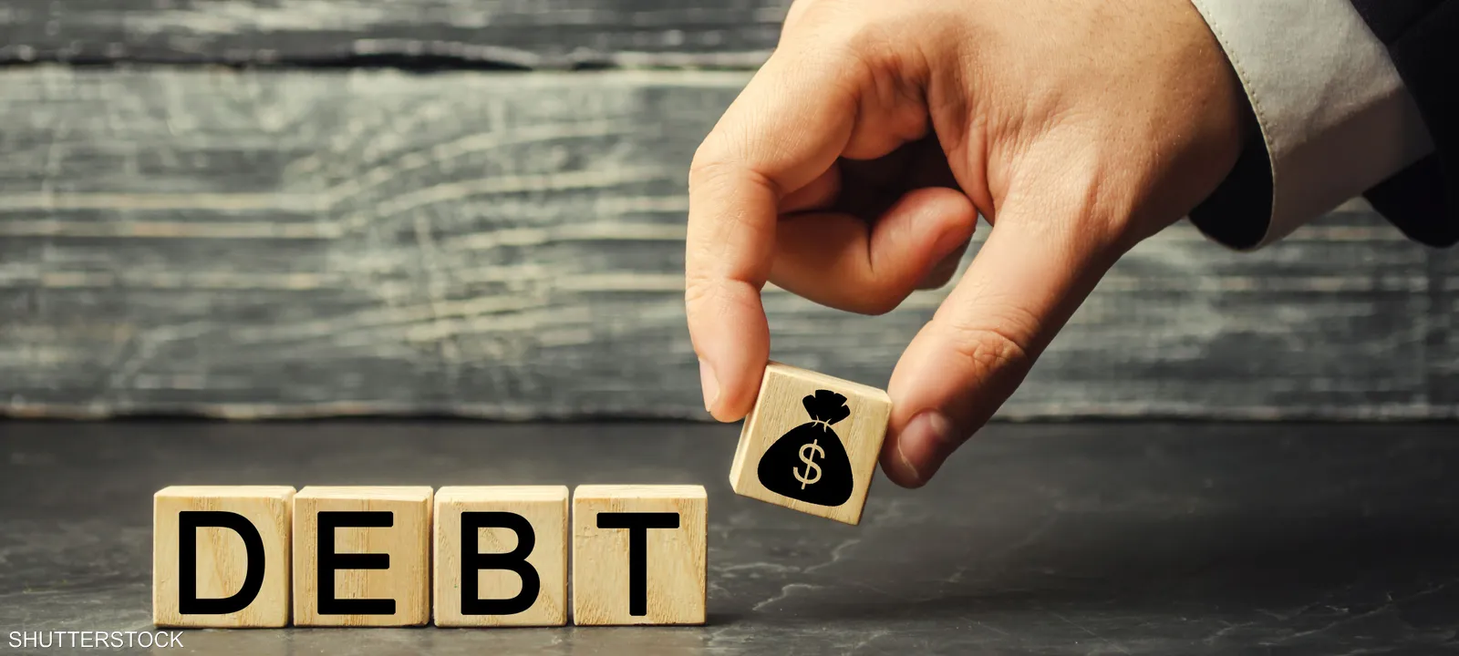 هل تسدد الدين الأصغر أم الدين ذي الفائدة الأعلى أولاً؟