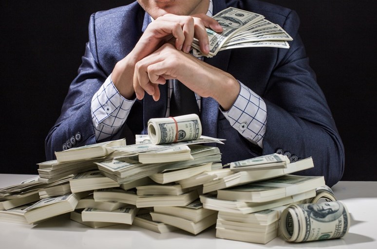 كيف تصبح ثريًا من راتب الوظيفة؟ استراتيجيات تحويل الأجر الثابت إلى ثروة متنامية