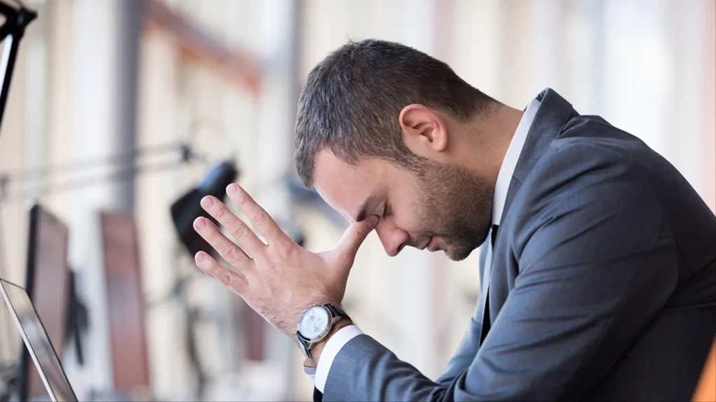 كذبة "الراتب لا يكفي": دليلك الشامل للخروج من دائرة الفقر وتحقيق الوفرة