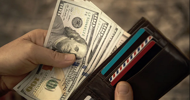 من الاستهلاك إلى الثراء: 7 أشياء يتوقف الفقراء عن شرائها لتغيير مسارهم المالي