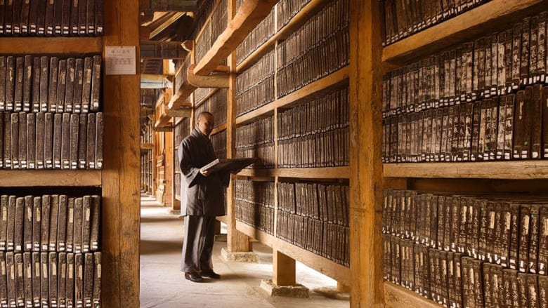 كيف تبني مكتبتك المالية الخاصة بميزانية محدودة؟ دليل شامل للمستثمر الذكي