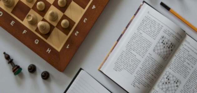 رحلة في عقول العباقرة: مراجعة لأكثر 3 كتب مبيعاتاً في عالم المال والأعمال