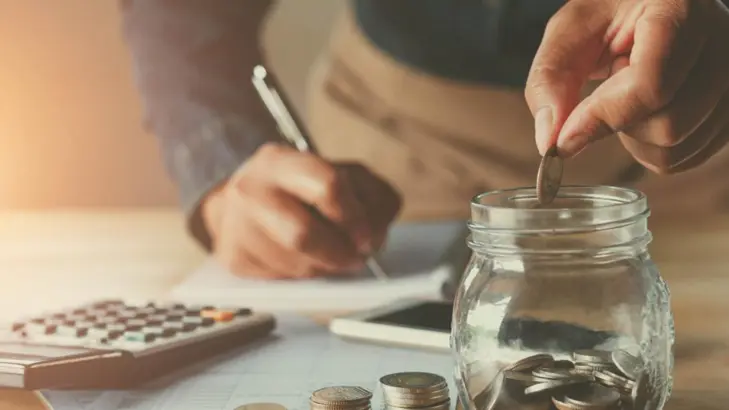 دليلك للموازنة بين سداد الديون والبدء في الاستثمار