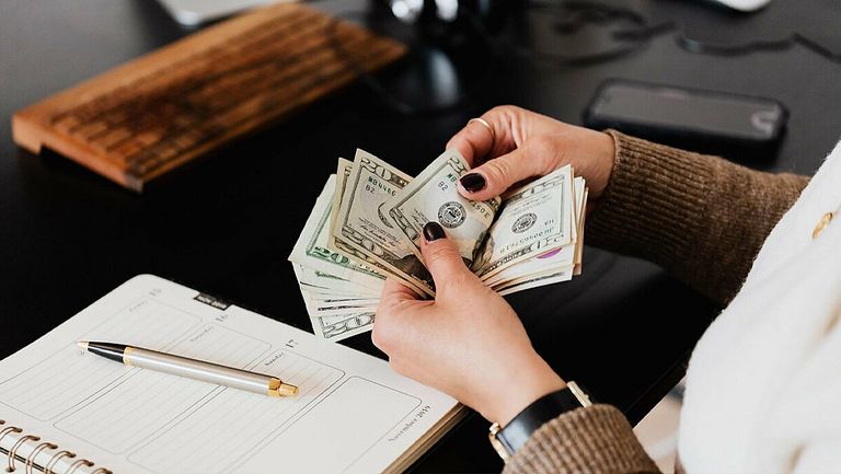 كيف تحول مشترياتك الأساسية إلى نقاط وأميال سفر مجانية؟ دليل السفر الذكي